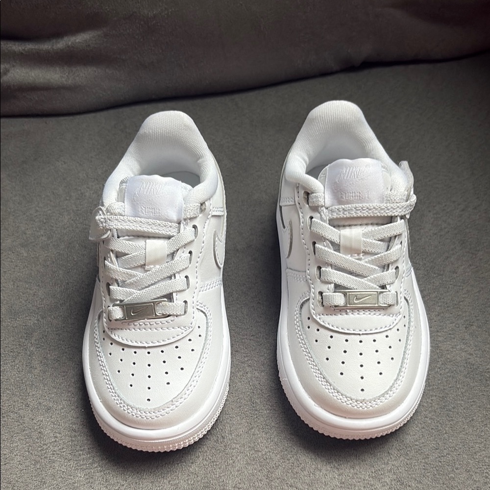 Nike White Air Force 1 Sneakers Classic Design